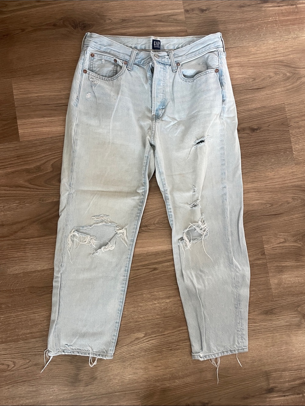 GAP Women’s Light Wash Distressed Relaxed Jeans size 6 / 28